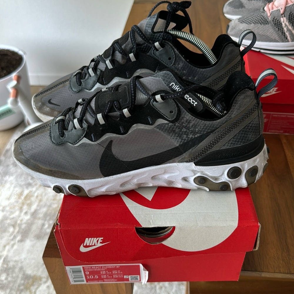 Men’s Nike react, Element 87 black white size 9